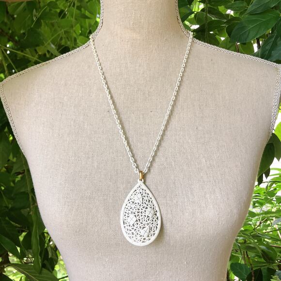 VTG 1960s 1970s Pendant Necklace White Enamel Filigree Mod Statement Jewelry - Picture 6 of 13